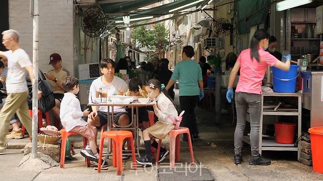홍콩 다이파이동에서 아침식사를 하는 찐건나블리네 / 사진-홍콩관광청