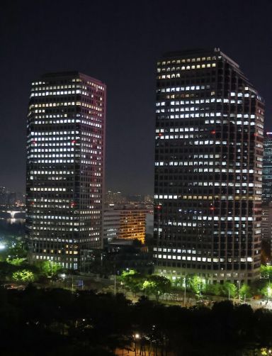 27일 밤 불 밝힌 LG트윈타워 사옥. 사진=김현민 기자 kimhyun81@