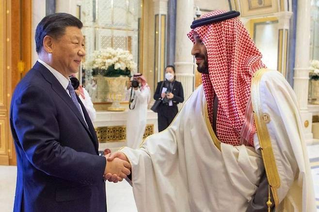 지난해 12월 사우디아라비아를 국빈 방문한 시진핑(왼쪽) 중국 국가주석이 수도 리야드의 알 야마마궁에 도착해 무함마드 빈살만 왕세자와 악수를 나누고 있다. [이미지출처=AP연합뉴스]