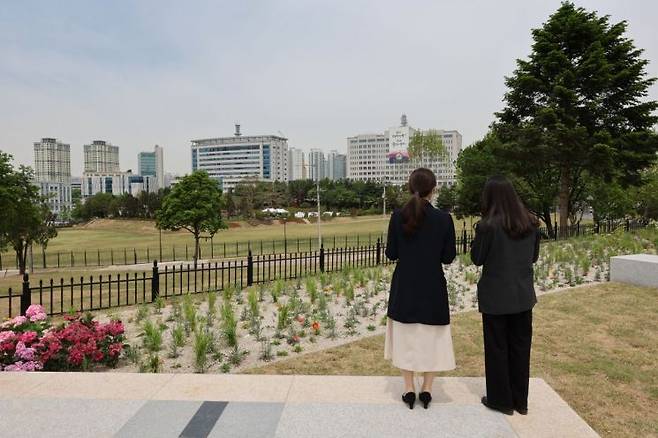 용산어린이정원에 조성된 전망언덕에서는 용산 대통령실 청사가 보인다. [이미지출처=연합뉴스]