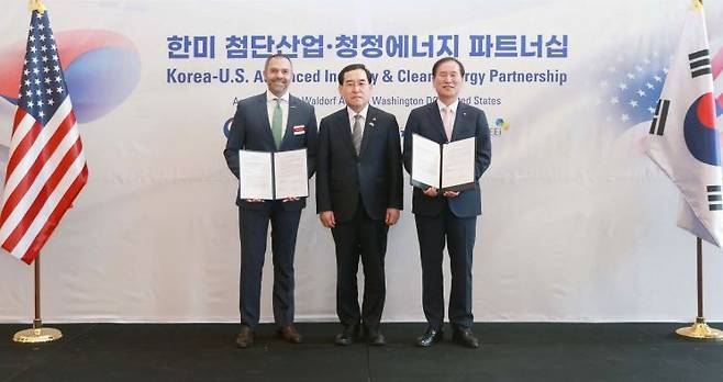 석유공사 김동섭사장(우)이 이창양 산업부장관(가운데), 엑슨모빌社 사예드 LCS CEO와 함께 MOU 체결 후 기념촬영을 하고 있다.