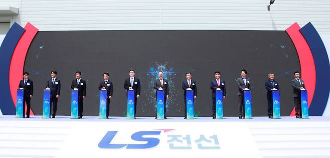 2일 강원 동해시에서 열린 LS전선 HVDC 해저케이블 공장 준공식에서 구본규 LS전선 대표(왼쪽 다섯 번째부터), 구자은 LS그룹 회장, 명노현 LS 대표 등 참석자들이 기념 세리머니를 하고 있다. /LS전선