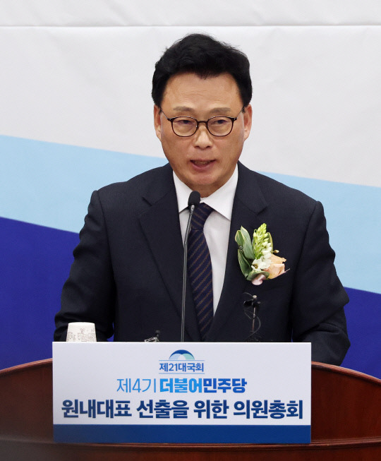 박광온 신임 더불어민주당 원내대표가 28일 국회서 열린 의원총회서 수락연설을 하고 있다. 사진=연합뉴스