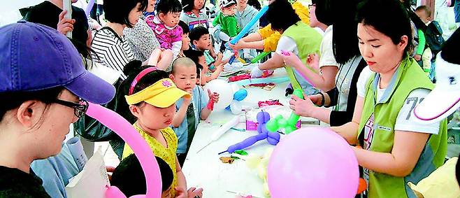 5일 101주년 어린이날을 맞아 중부권 지방자치단체 곳곳에서 풍성한 공연과 체험 프로그램이 열린다. 사진은 코로나19 이전에 열린 행사 모습. 독립기념관·보은군 제공