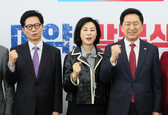 17일 국회에서 열린 국민의힘 주요당직자 임명장 수여식에 참석한 신의진(가운데) 당무감사위원회 위원장. 김기현(오른쪽)국민의힘 대표와 황정근(왼쪽) 중앙윤리위원회 위원장이 함께 기념촬영을 하는 모습. 연합뉴스.