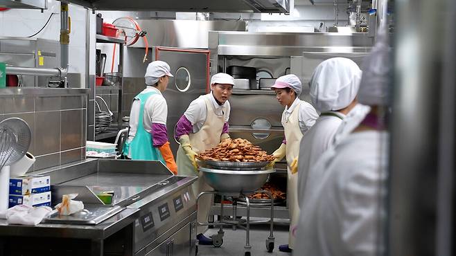 ㅅ 고등학교에서 근무하는 13년차 박문경씨(왼쪽 두번째)는 “1분 1초가 중요한 급식소에서는 한 팀이 원활하게 잘 돌아가야 시간을 맞출 수 있는데 이 학교는 급식 팀워크가 잘 맞는 편”이라고 말했다.