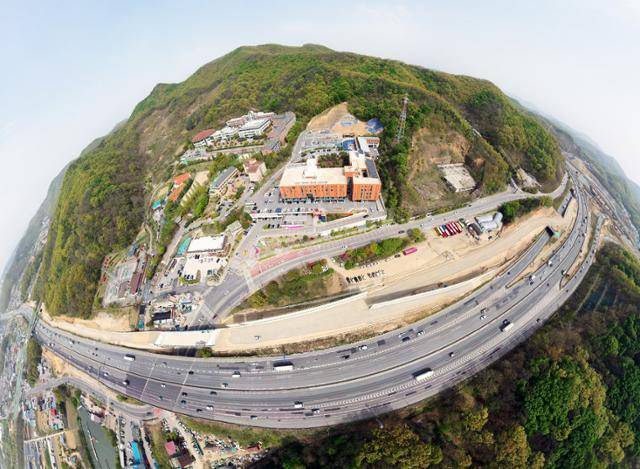 고속도로 옆의 산 언덕에 위치한 충남 천안의료원 전경. 천안=홍인기 기자