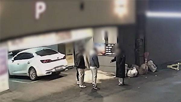 피해자 협박하는 피의자들 [경기안산상록서 제공 영상 캡처]