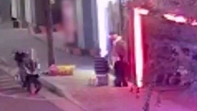 계속해서 협박, 바람잡이 및 피해자가 무릎 꿇는 장면 [경기안산상록서 제공 영상 캡처]