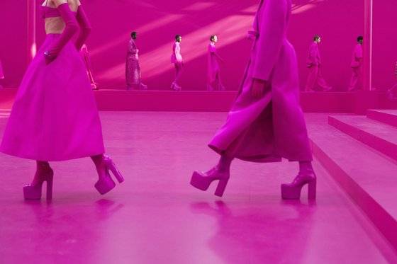 발렌티노는 올가을 단 하나의 색 '핑크 PP'로만 소통한다. 사진 발렌티노