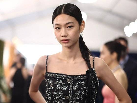 SAG에서 보여준 정호연의 댕기머리. 이날 착용한 드레스와 신발, 귀걸이와 반지는 모두 루이비통이 준비했다. 사진 AP=연합