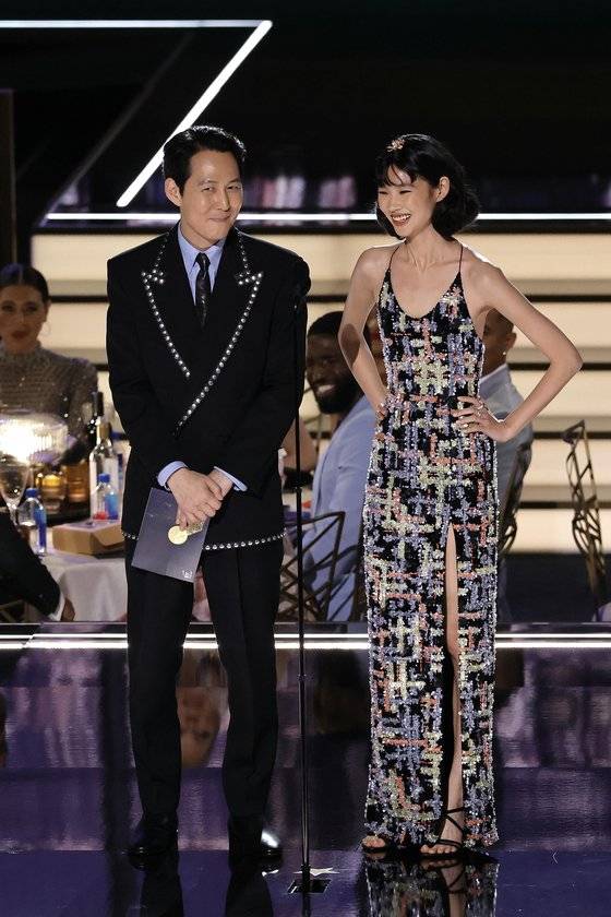 배우 이정재(왼쪽), 정호연이 12일(현지시간) 미국 로스앤젤레스 마이크로소프트 시어터에서 열린 에미상 시상식에서 버라이어티 스케치 시리즈상 시상자로 무대에 섰다. 사진 오징어게임 트위터