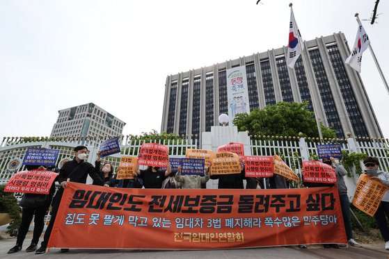 전국임대인연합회 관계자들이 지난달 30일 오후 정부서울청사 앞에서 기자회견을 열고 정부가 내놓은 전세사기 피해 관련 대책과 임대차 3법 등을 규탄하고 있다. 연합뉴스