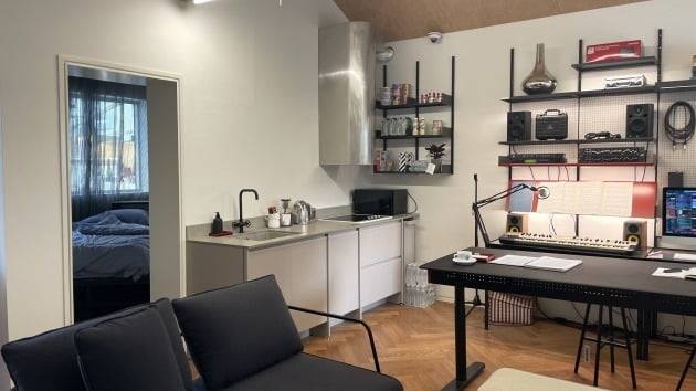 계단을 오르면 가장 먼저 보이는 공간은 작업실과 조리실, 침실이다. 실생활이 가능할 듯하다.