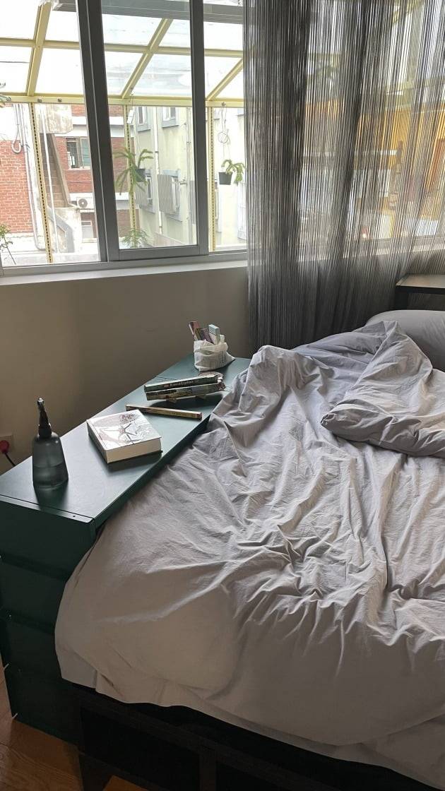 정돈되지 않은 침구. 아무일이 없는 내일을 상상하며 밤을 만끽하는 뮤즈, 그를 상상하는 우리.