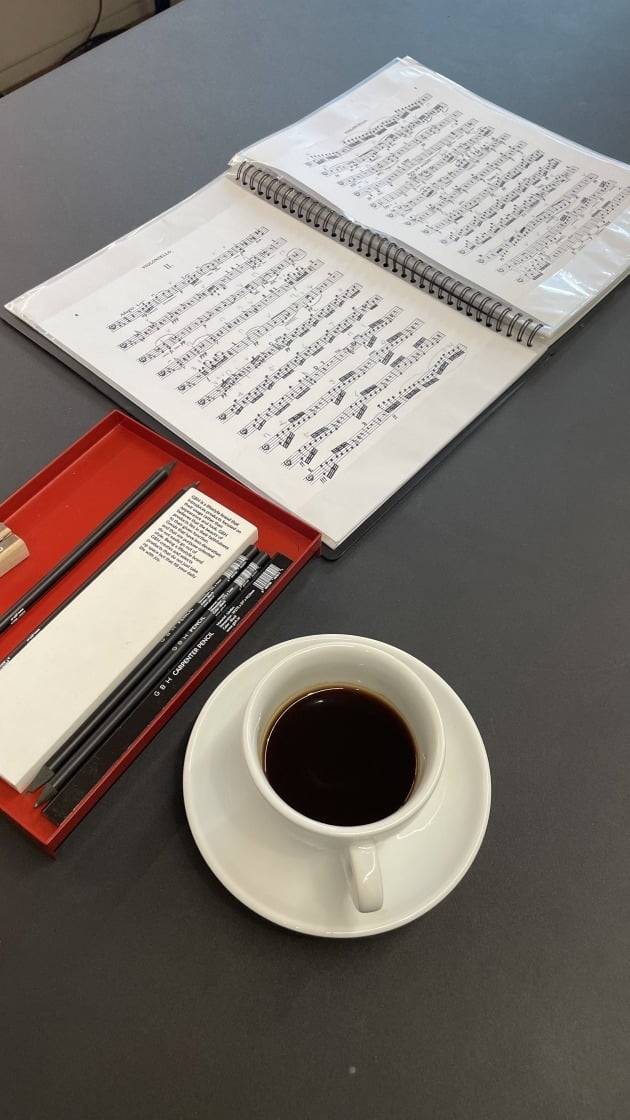 뮤즈가 즐겨 마시는 에스프레소. 악보에는 연필로 메모한 자국이다.