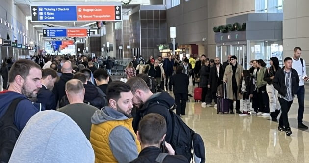 미국 네바다주 라스베이거스 해리 리드 국제공항 국제선 출국장에서   공항 이용객들이 출국 수속을 위해 길게 줄을 서 있다.  사진=연합뉴스