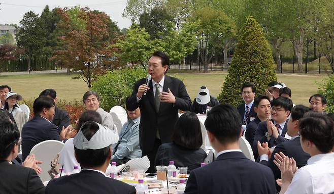 용산어린이공원서 오찬 윤석열 대통령이 2일 서울 용산 대통령실 청사 앞 야외 정원인 ‘파인그라스’에서 출입기자단과 오찬 간담회를 하며 발언하고 있다. 대통령실 제공