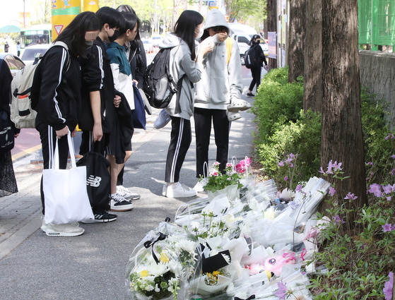 Middle school students commemorate the death of nine-year-old Bae Seung-ah, who was killed by a drunk driver in a school zone in Daejeon last month. [YONHAP]