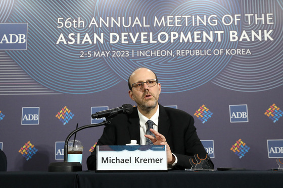 Nobel laureate Michael Kremer speaks at a press conference held in Incheon at the Asia Development Bank meeting that started Tuesday. [NEWS1]]