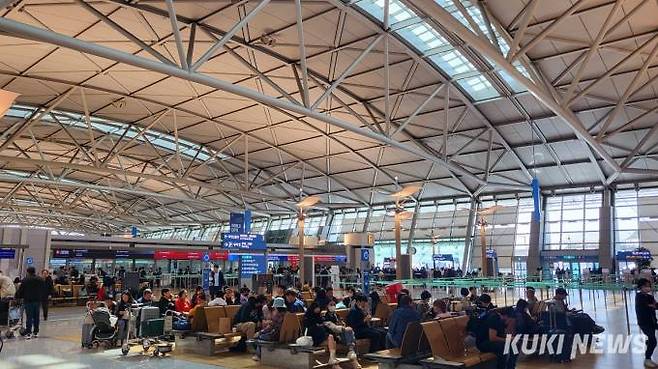 오전 10시, 많은 인파로 붐비는 인천공항. 사진=조은비 기자