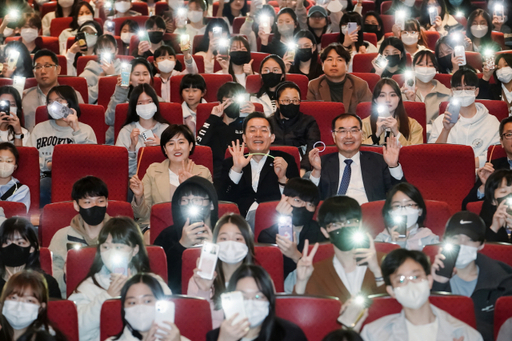 지난달 8일 청소년문화센터에서 열린 수원청소년참여기구연합발대식에서 이재준 수원특례시장(가운데)과 청소년들이 휴대폰 손전등을 활용한 퍼포먼스를 펼치고 있다. 수원특례시 제공