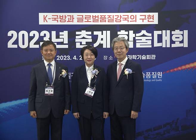 지난달 28일 신성이엔지 이지선 대표(가운데)가 글로벌 품질경영인 대상을 수상한 후 기념촬영을 하고 있다  <사진제공=신성이엔지>