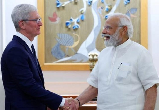 팀쿡 애플 CEO(왼쪽)가 나렌드라 모디 인도 총리를 만나 악수하고 있다. <연합뉴스>