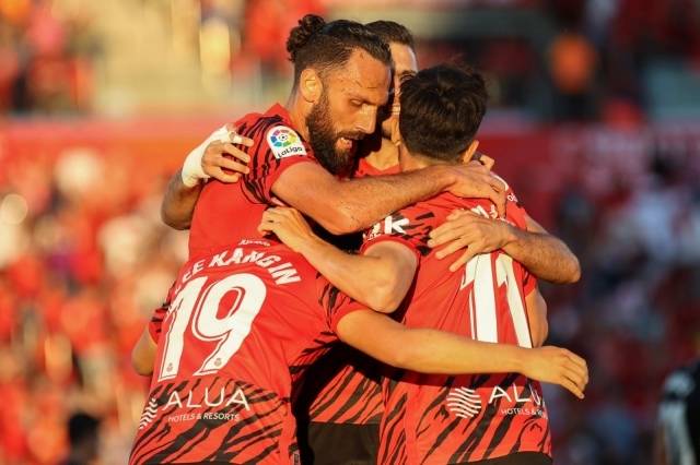 선제골을 터뜨린 이강인이 팀 동료들과 기뻐하고 있다. 사진=마요르카 공식 SNS