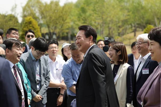 [서울=뉴시스] 윤석열 대통령이 2일 서울 용산 대통령실 청사 앞 야외 정원인 '파인그라스'에서 출입 기자단과 오찬 간담회를 하고 있다. (사진=대통령실 제공) 2023.05.02. *재판매 및 DB 금지