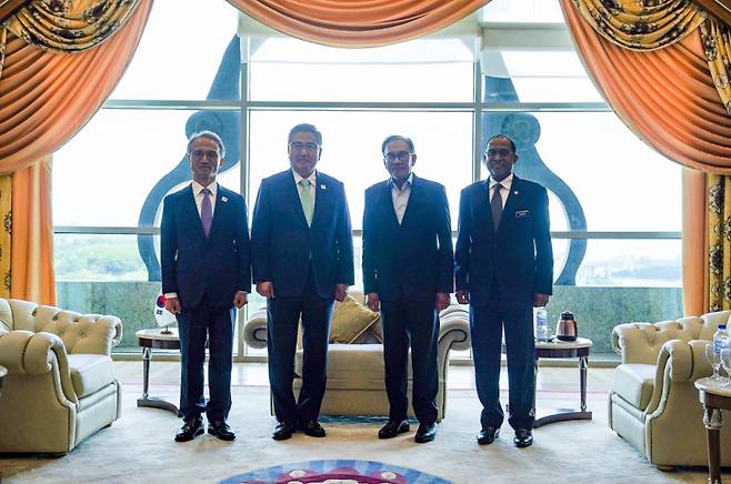 박진 외교부 장관이 2일(현지시간) 안와르 빈 이브라힘 말레이시아 총리를 예방하고 기념 사진을 촬영하고 있다.