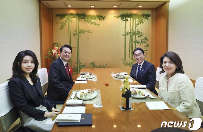 (도쿄 로이터=뉴스1) 이유진 기자 = 윤석열 대통령과 김건희 여사가 16일 기시다 후미오 총리, 유코 여사와 도쿄 번화가인 긴자의 한  한 스키야키·샤부샤부 전문점에서 만찬을 하고 있다. 일본 내각홍보실이 교도통신을 통해 공개한 기념 사진.   ⓒ 로이터=뉴스1  Copyright (C) 뉴스1. All rights reserved. 무단 전재 및 재배포 금지.