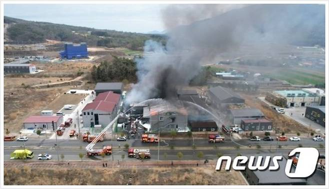 21일 낮 12시34분쯤 전남 장흥군 장흥읍 해당리에 위치한 식품제조가공업체에서 불이 나 소방당국이 진화 작업을 벌이고 있다. /사진=뉴스1