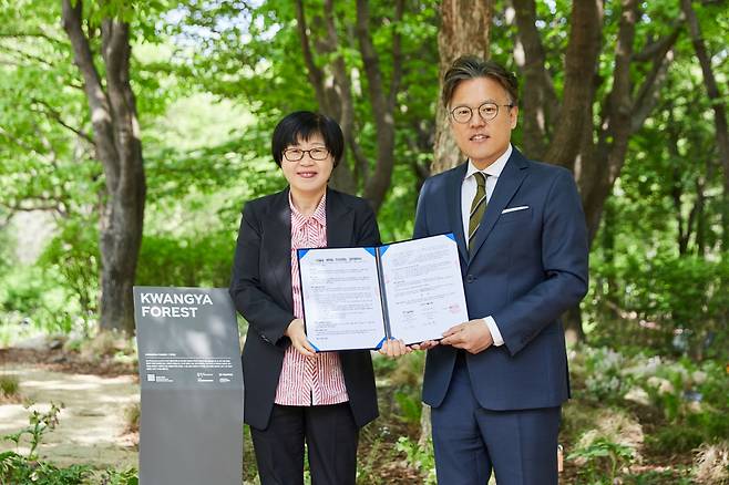 SM 장철혁 대표이사(오른쪽)와 서울시 동부공원여가센터 김인숙 소장.