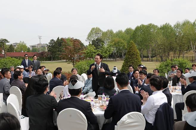 윤석열 대통령이 2일 서울 용산 대통령실 청사 앞 야외 정원인 '파인그라스'에서 출입 기자단과 오찬 간담회를 하며 발언하고 있다. [연합]