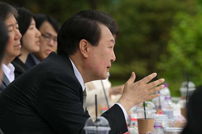 윤석열 대통령이 2일 서울 용산 대통령실 청사 앞 야외 정원인 '파인그라스'에서 출입 기자단과 오찬 간담회를 하며 대화하고 있다. [연합]