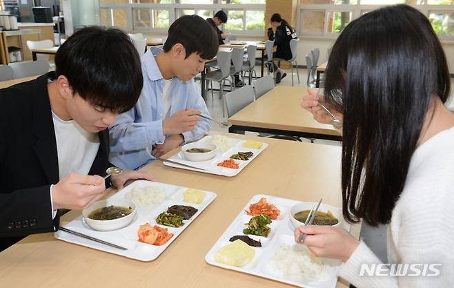 [울산=뉴시스] 배병수 기자 = 2일 오전 울산 남구 울산대학교는 고물가 시대에 학생들이 생활비 절감에 기여하기 위해 2일부터 학생들을 대상으로 '천원의 아침밥'을 제공하고 있다.  2023.05.02. bbs@newsis.com