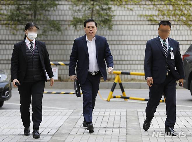 [서울=뉴시스] 고승민 기자 = 유동규 전 성남도시개발공사 기획본부장이 지난달 17일 대장동 개발 혐의 관련 89차 공판을 하기 위해 서울중앙지방법원으로 출석하고 있다. 2023.04.17. kkssmm99@newsis.com