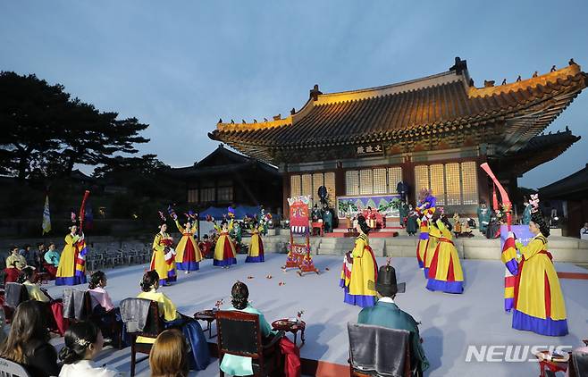 [서울=뉴시스] 김금보 기자 = 2일 오후 서울 종로구 창경궁 문정전에서 열린 '2023년 창경궁 야연'에서 연기자들이 조선시대 궁중잔치 중에 하나인 야연(夜宴)을 재현하고 있다. 2023.05.02. kgb@newsis.com