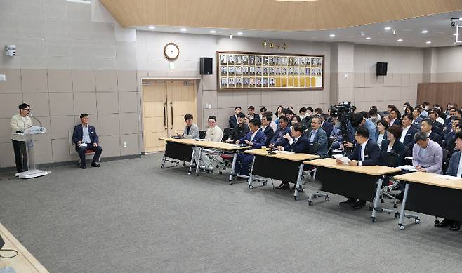 고흥군수와 직원들이 소통하는 시간을 갖고 있다. 고흥군 제공