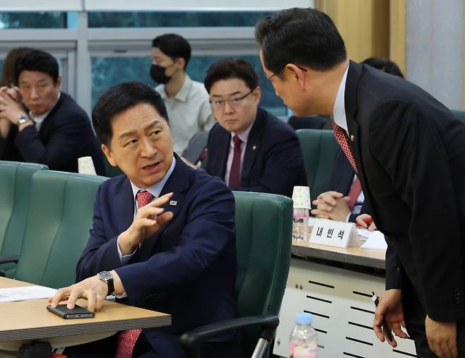 국민의힘 김기현 대표가 2일 국회에서 열린 '한미정상회담 성과와 과제' 토론회에서 행사를 주최한 여의도연구원 박수영과 대화하고 있다. ⓒ연합뉴스