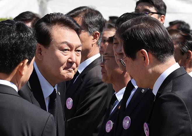 윤석열 대통령이 19일 서울 강북구 수유동 국립 4·19민주묘지에서 열린 제63주년 4·19혁명 기념식에서 더불어민주당 이재명 대표와 악수하고 있다. ⓒ연합뉴스