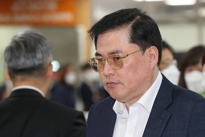 유동규 전 성남도시개발공사 기획본부장이 4월14일 서울 서초구 서울중앙지방법원에서 열린 정진상 전 더불어민주당 대표실 정무조정실장 공판에 출석하기 위해 법정으로 향하고 있다. ⓒ 연합뉴스