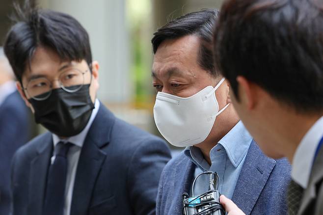 이재명 더불어민주당 대표의 최측근인 정진상 전 대표실 정무조정실장이 5월2일 서울중앙지방법원에서 열린 '428억 약속·뇌물' 관련 1심 공판에 출석하고 있다. ⓒ 연합뉴스