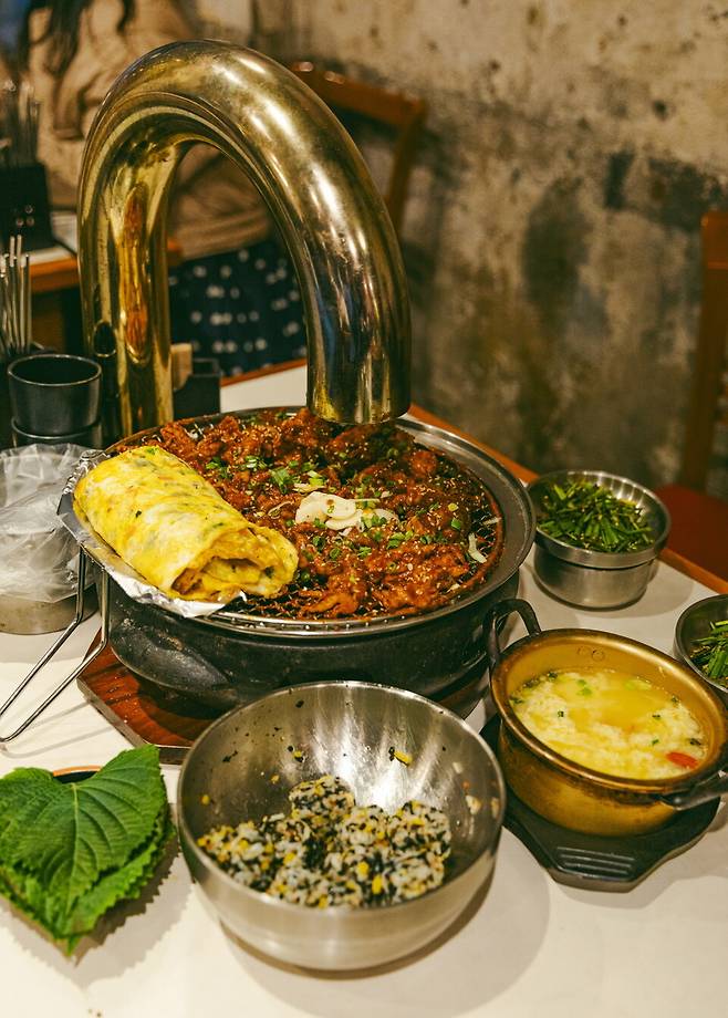 닭발과 미니족발, 몬스터 계란말이, 주먹밥을 즐길 수 있는 세트 메뉴