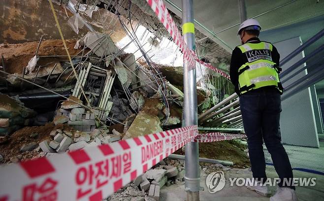 처참한 붕괴 사고 현장 (인천=연합뉴스) 김상연 기자 = 2일 오후 인천시 서구 검단신도시 모 아파트 신축 공사장에서 국토교통부 사고조사관이 현장 점검을 하고 있다. 이곳에서는 지난달 29일 지하 주차장 1∼2층의 지붕 구조물이 무너지는 사고가 발생했다. 2023.5.2 goodluck@yna.co.kr