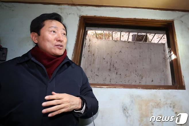 오세훈 서울시장이  지난해 11월30일 오후 서울 서대문구 서울시 안심동행주택 1호 주택성능개선사업 반지하 주택 현장을 둘러보고 있다. 해당 주택은 지난 8월 내린 폭우로 침수 피해를 입은 곳이다. (공동취재) 2022.11.30/뉴스1 ⓒ News1 김민지 기자