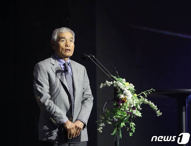 이회택 OB축구회 회장이 2일 서울 중구 앰버서더호텔에서 열린 K리그 명예의전당 헌액식에서 선수 부문 1세대에 선정된 최순호 수원FC 단장에 대한 추천사를 하고 있다. K리그 출범 40주년을 기념해 올해 신설된 K리그 명예의전당은 2년 마다 선수, 지도자, 공헌자 3개 부문의 헌액자를 선정할 계획이다. 2023.5.2/뉴스1 ⓒ News1 신웅수 기자