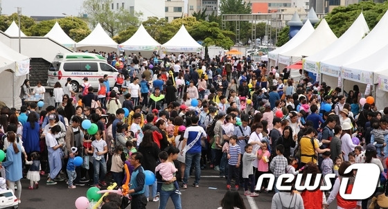 제주시 한라체육관 어린이날 행사에 많은 인파가 몰려있는 모습. (자료사진) (제주시 제공) /뉴스1