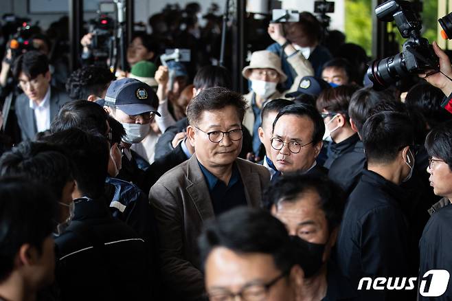 '전당대회 돈봉투' 의혹을 받는 송영길 전 더불어민주당 대표가 2일 서울 서초구 서울중앙지검에서 검찰 조사가 불발된 후 중앙지검을 나서고 있다. 검찰은 사전 조율이 없었다며 송 전 대표의 출입을 불허, 조사가 불발됐다. 이에 송 전 대표는 기자회견을 열고 "주위 사람을 괴롭히지 말고 저 송영길을 구속시켜주길 바란다＂며 검찰 수사에 강한 불만을 나타냈다. 2023.5.2/뉴스1 ⓒ News1 유승관 기자